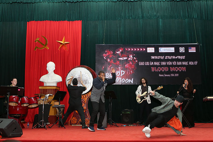 Giao lưu văn nghệ với Ban nhạc Blood Moon - Hoa Kỳ