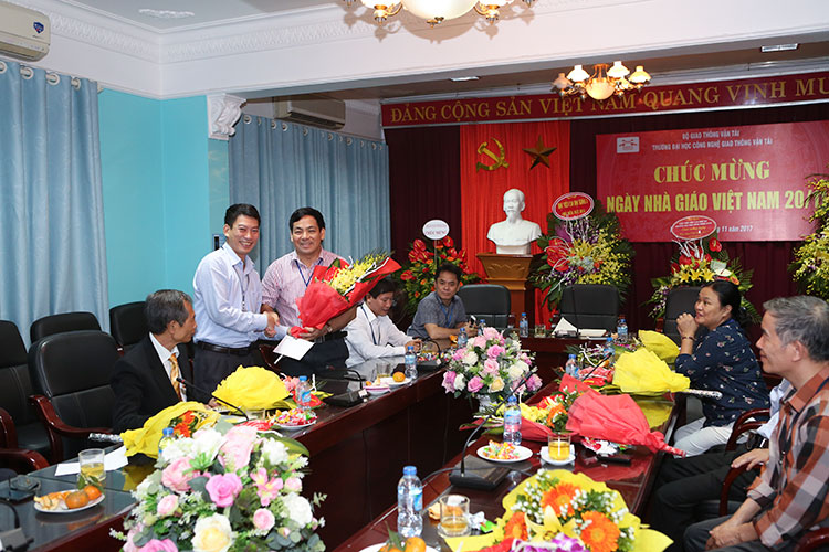 Gặp mặt các chuyên gia, nhà giáo đang công tác tại Trường nhân kỷ niệm 3 ngày Lễ lớn