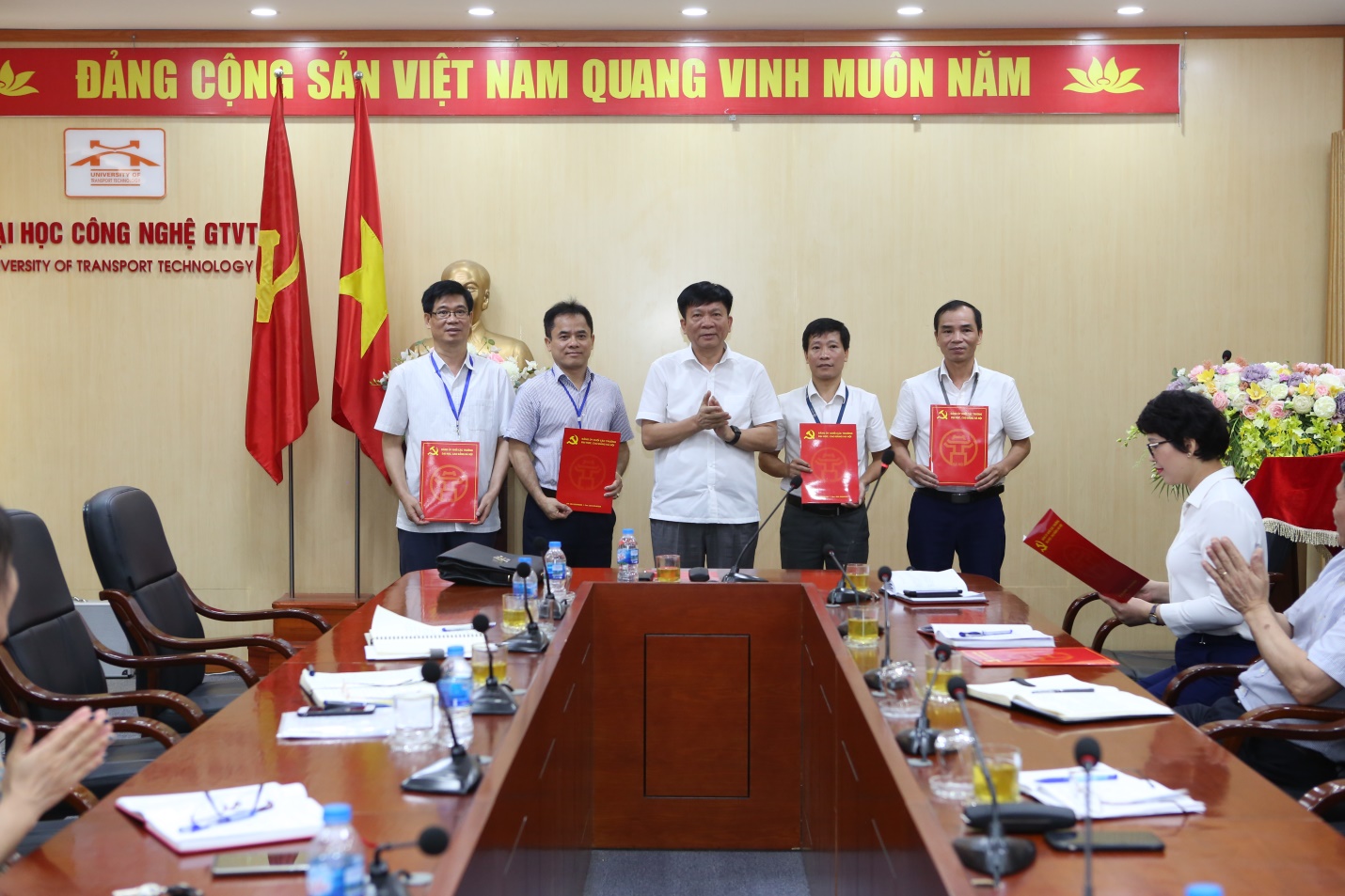 Công bố Quyết định chuẩn y kết quả bầu cử Ban Chấp hành Đảng bộ Trường Đại học Công nghệ GTVT, khóa VII, nhiệm kỳ 2020-2025