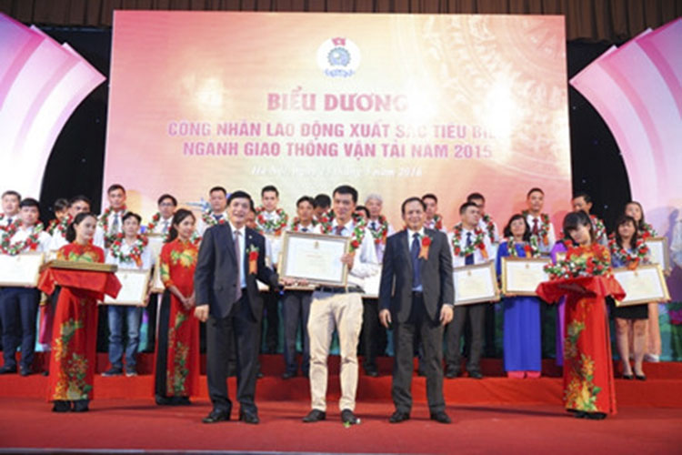 Tấm gương tiêu biểu cần được nhân rộng trong cán bộ, viên chức Trường Đại học Công nghệ GTVT