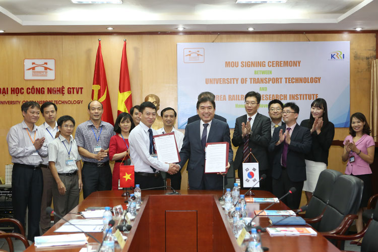 Lễ ký kết thoả thuận hợp tác giữa Trường Đại học Công nghệ GTVT (UTT) và Viện nghiên cứu đường sắt Hàn Quốc (KRRI)