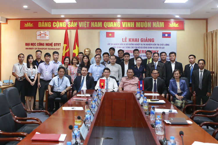 Trường Đại học Công nghệ GTVT đào tạo bồi dưỡng nghiệp vụ kiểm định chất lượng công trình giao thông cho cán bộ Bộ Công chính và Vận tải Lào.