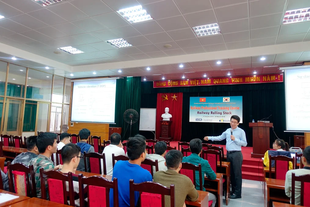 Sinh viên Ngành Đầu máy toa xe tham gia khóa học chuyên ngành theo chương trình của dự án DEEP dưới sự tài trợ Chính phủ Hàn Quốc