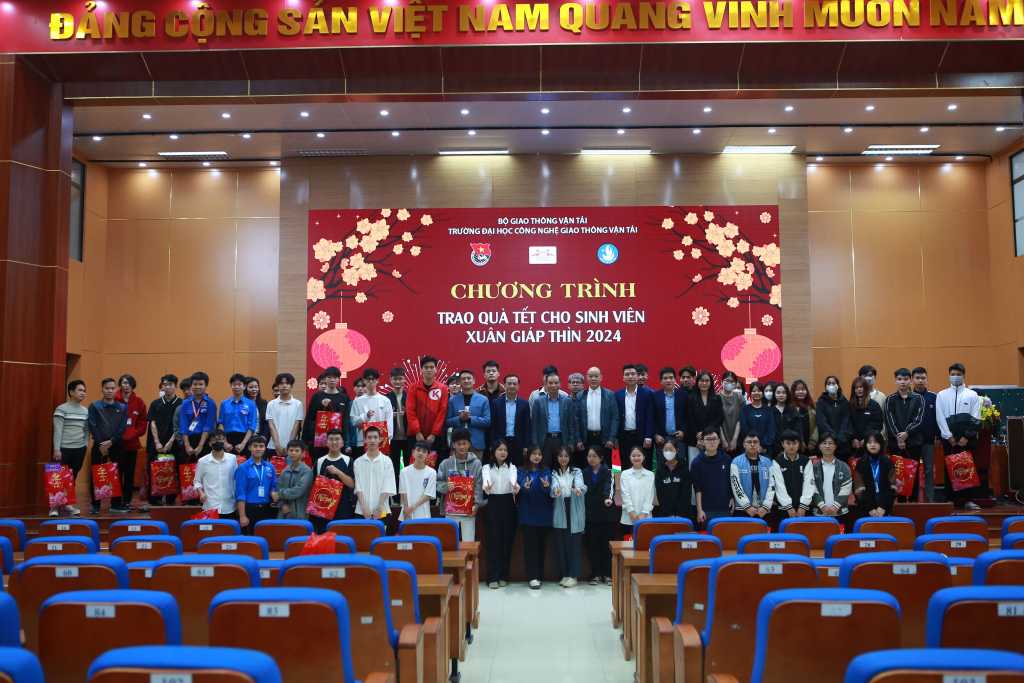 Trường Đại học Công nghệ GTVT trao tặng quà Tết cho sinh viên