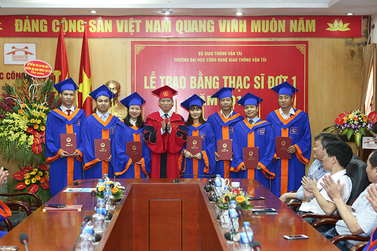 Lễ trao bằng Thạc sĩ đợt 1 năm 2018