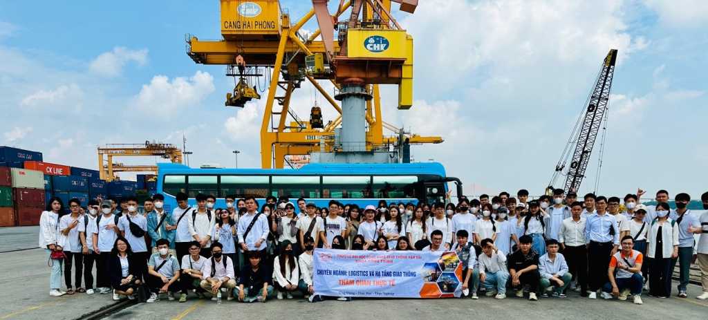 Sinh viên chuyên ngành Logistics và hạ tầng giao thông UTT tham quan thực tế tại cảng Hải Phòng