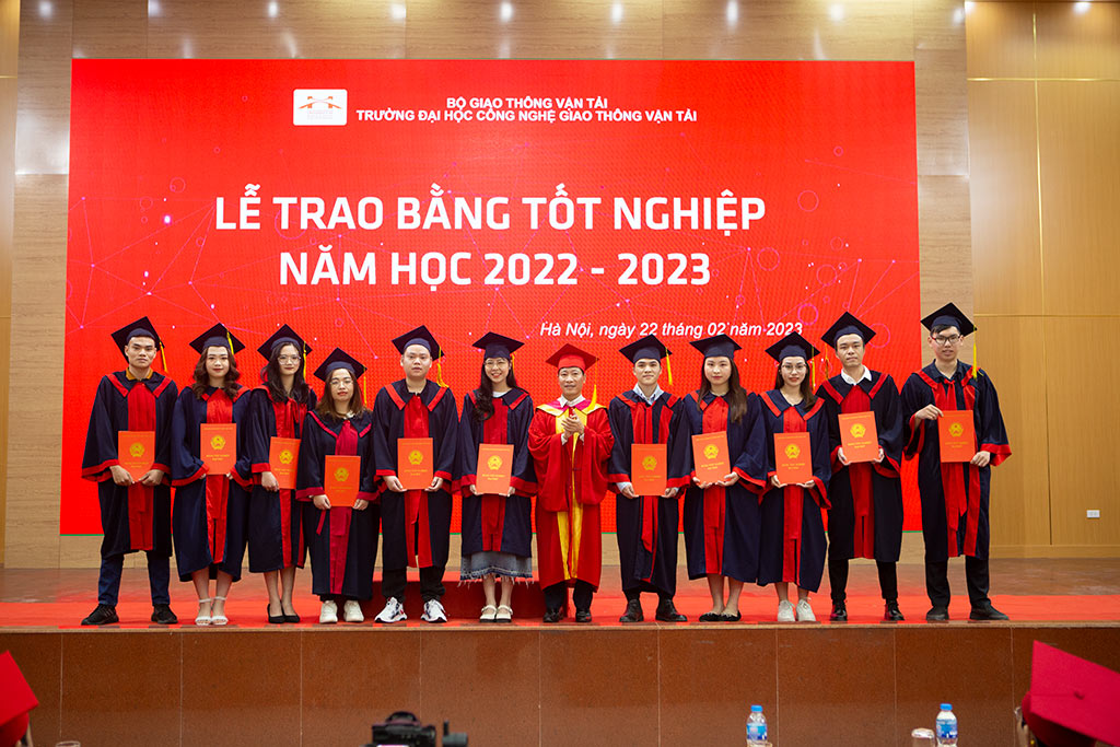 Trường Đại học Công nghệ GTVT tổ chức Lễ trao bằng tốt nghiệp năm 2022-2023