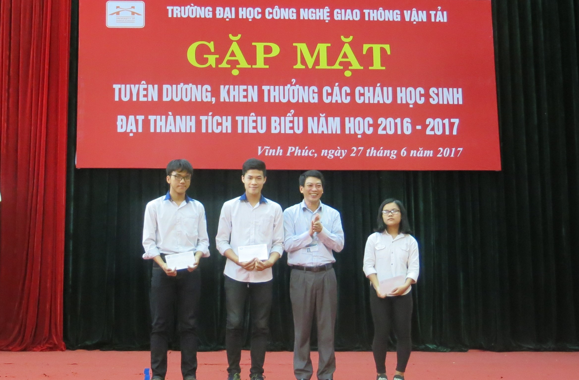 Gặp mặt tuyên dương, khen thưởng các cháu học sinh đạt thành tích tiêu biểu năm học 2016-2017