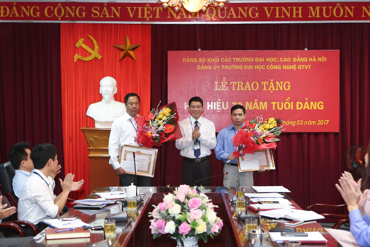 Lễ trao tặng huy hiệu 30 năm tuổi Đảng